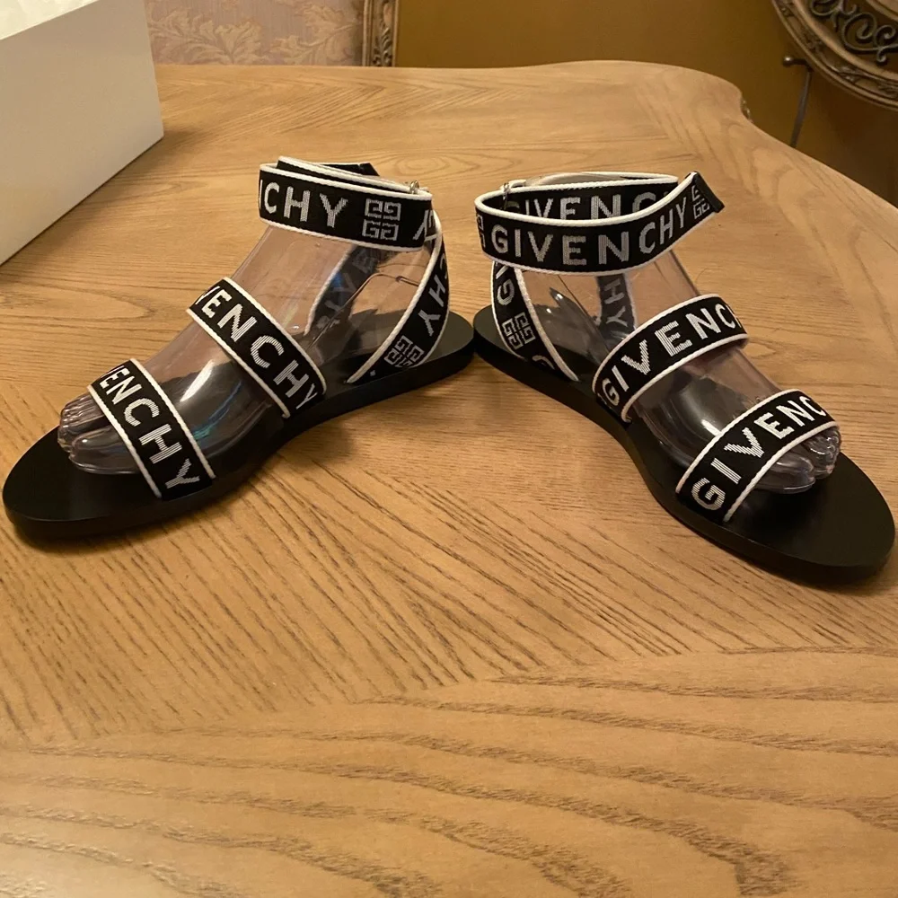 ❤️ Authentic Givenchy Sandals - Picture 1 of 9